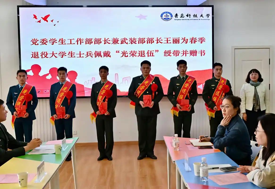 高中生当兵！！！这是参军入伍最主流的人群，仅此于专科生，近几年大专生和高中生当兵