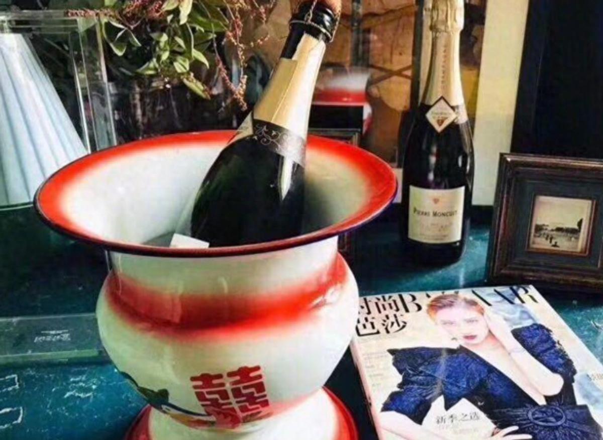 老外非要买寿衣穿，店主劝不住，穿出去吓坏当地人。
前几天网上有个卖寿衣的博主说，