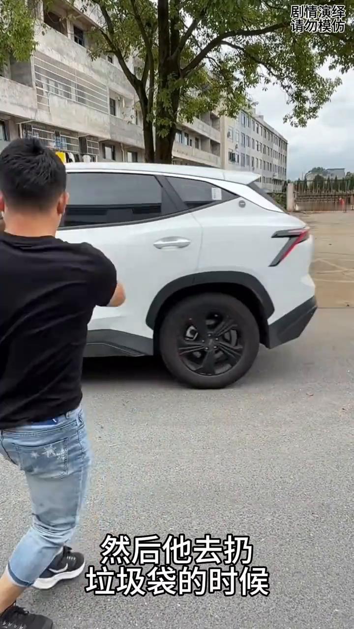 男子来到楼下去扔垃圾袋，这时他比划来比划去，然后他去扔垃圾袋的时候，谁知正好有一