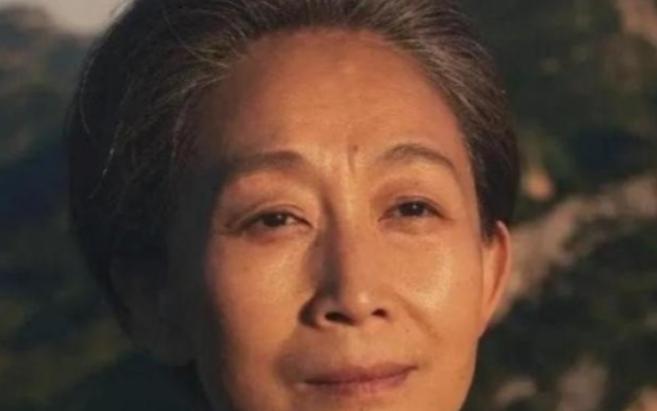 1971年，清华大学叶文洁背叛人类，擅自向太空中发射电波，8年后竟收到神秘回复：
