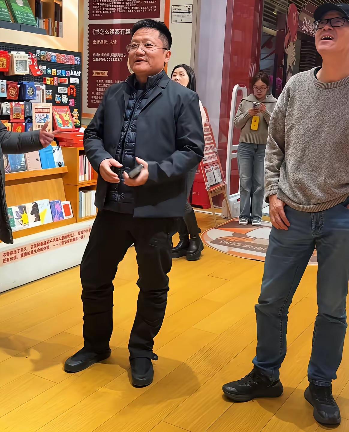 俞老师凡遇到任何质疑，都要站出来解释清楚
董老师无论遇到什么质疑，都是沉默不回应