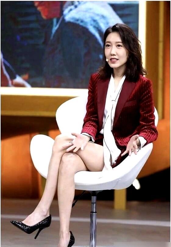 高露这姐，都43了，长得跟三十出头似的，状态绝了！

《追风者》里她演的苏辞书，