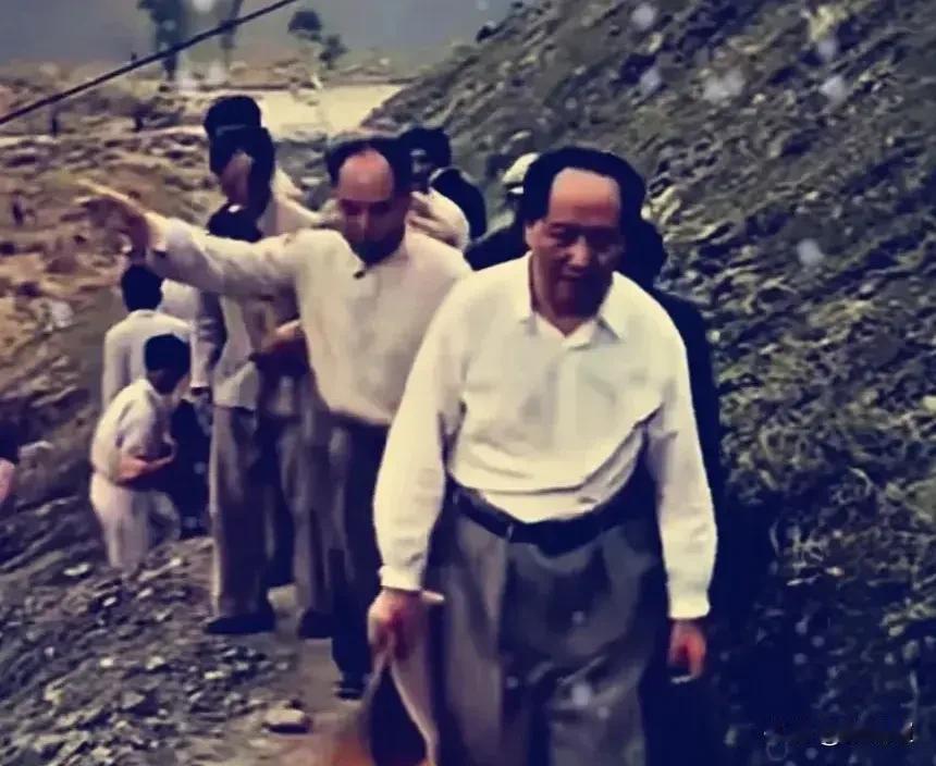 心装天下百姓，情系家国苍生，这就是毛主席一生的真实写照！