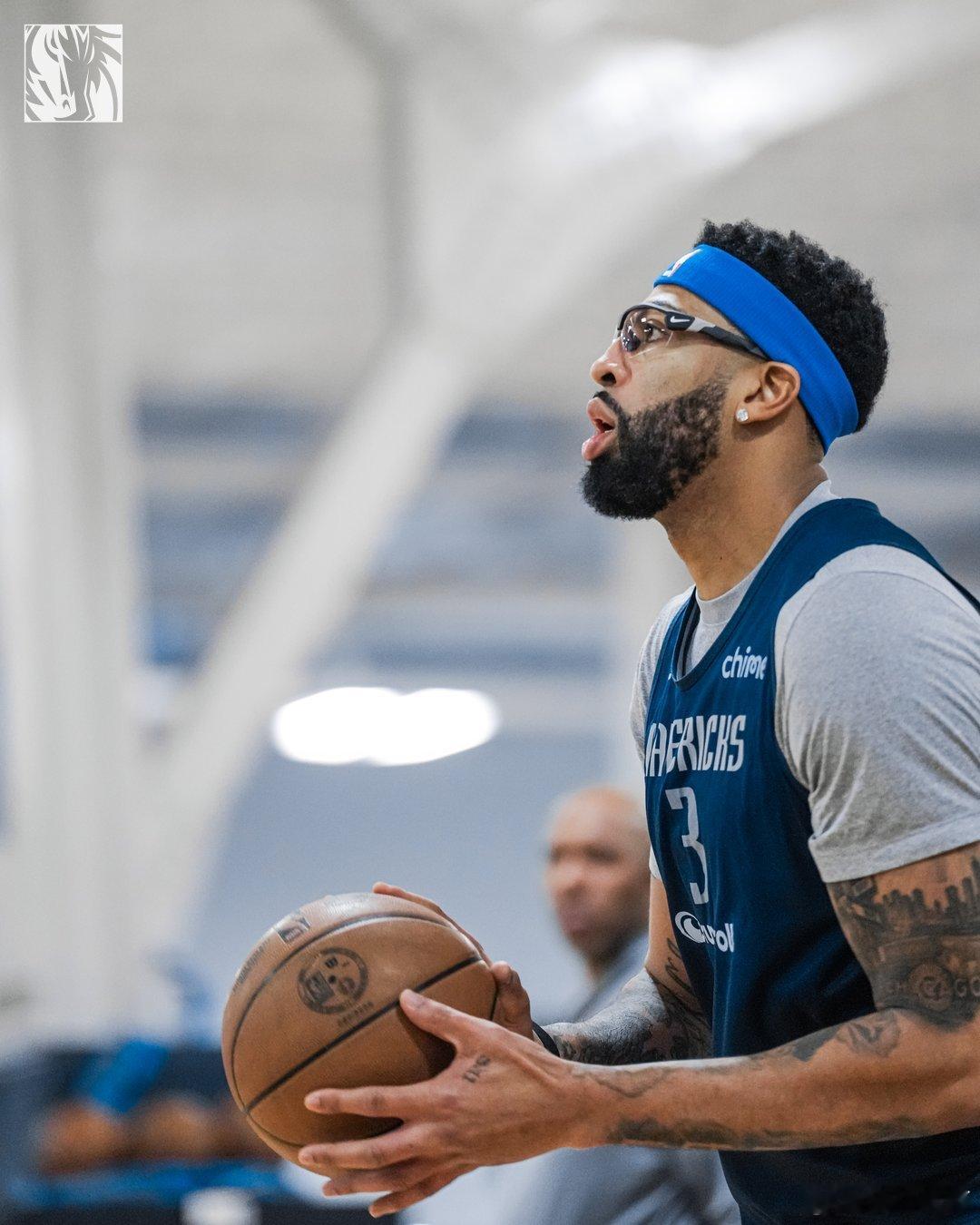 MFFL 基德接受采访。“我们当然希望戴维斯能上场，很高兴他能回来，他大概会打3