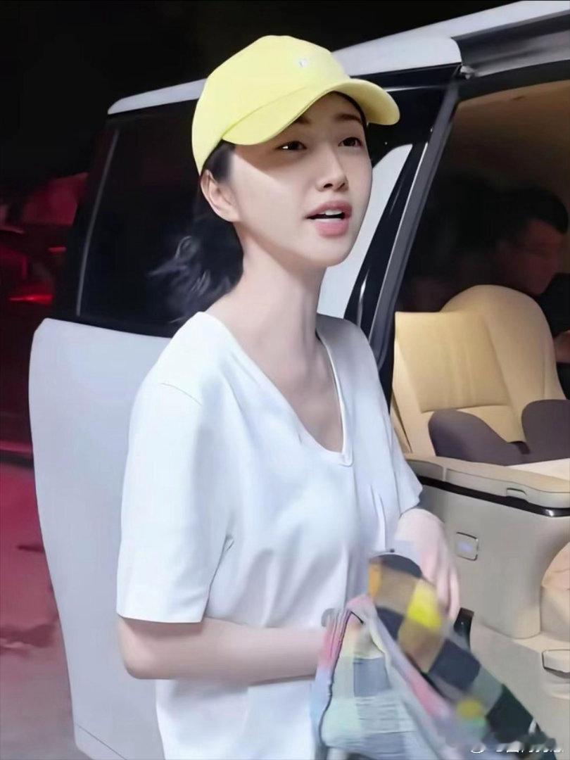景甜身形纤细窈窕，清瘦的模样格外惹人注意。 