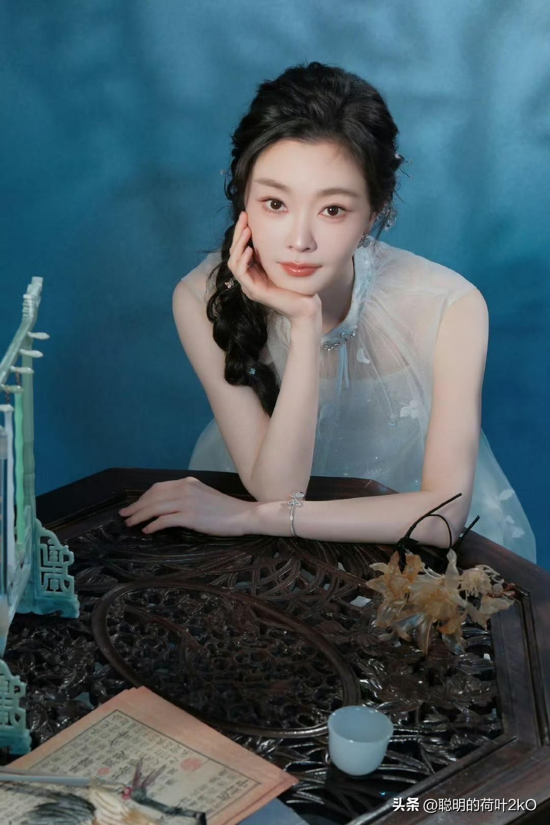 宋轶真的是娱乐圈里气质独特的宝藏女星。她出演《伪装者》里的于曼丽，旗袍一穿，风情