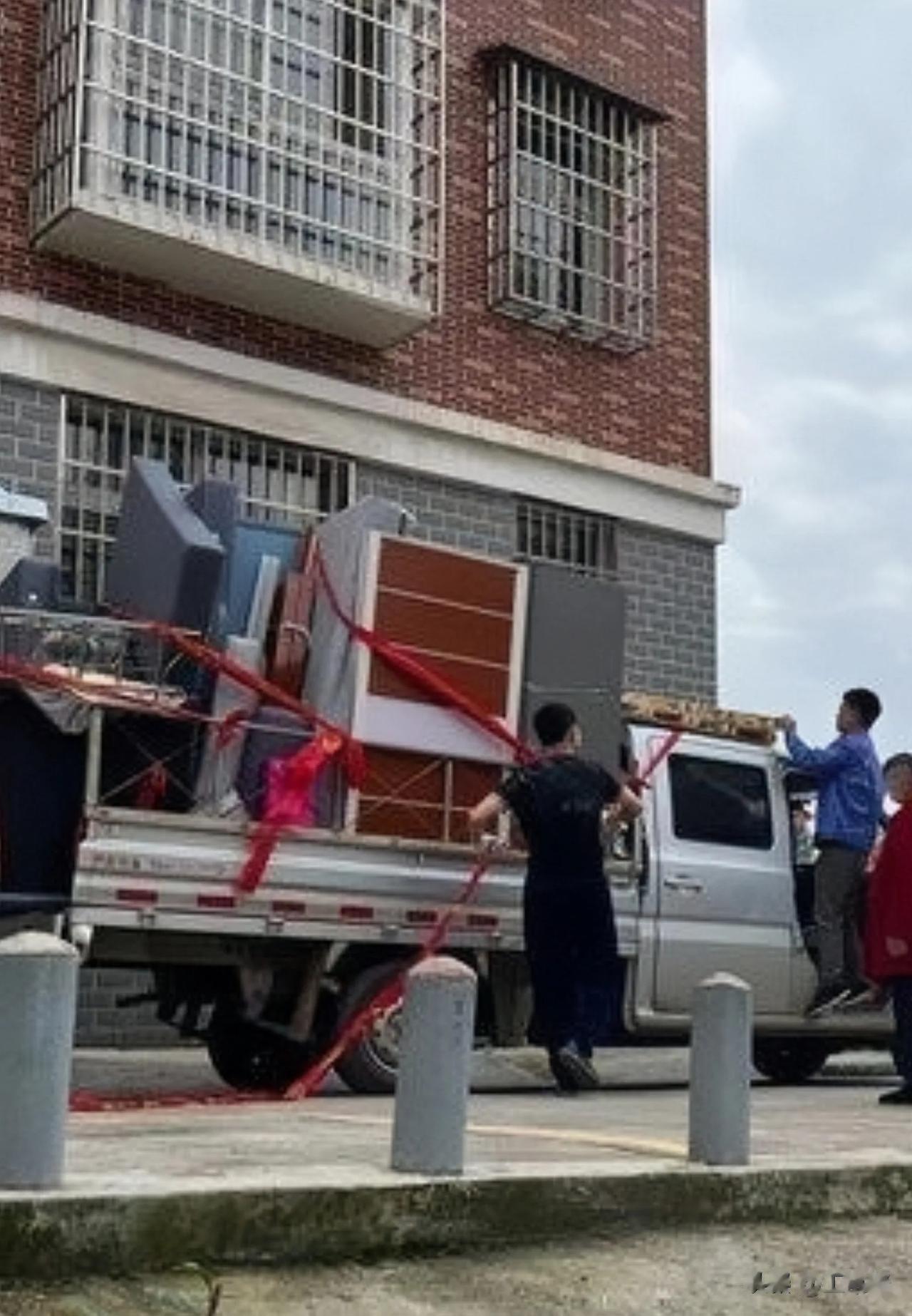 昨日，湖南娄底冲上热搜！四个公租房小区766户公务员“鸠占鹊巢”，市领导直接“上