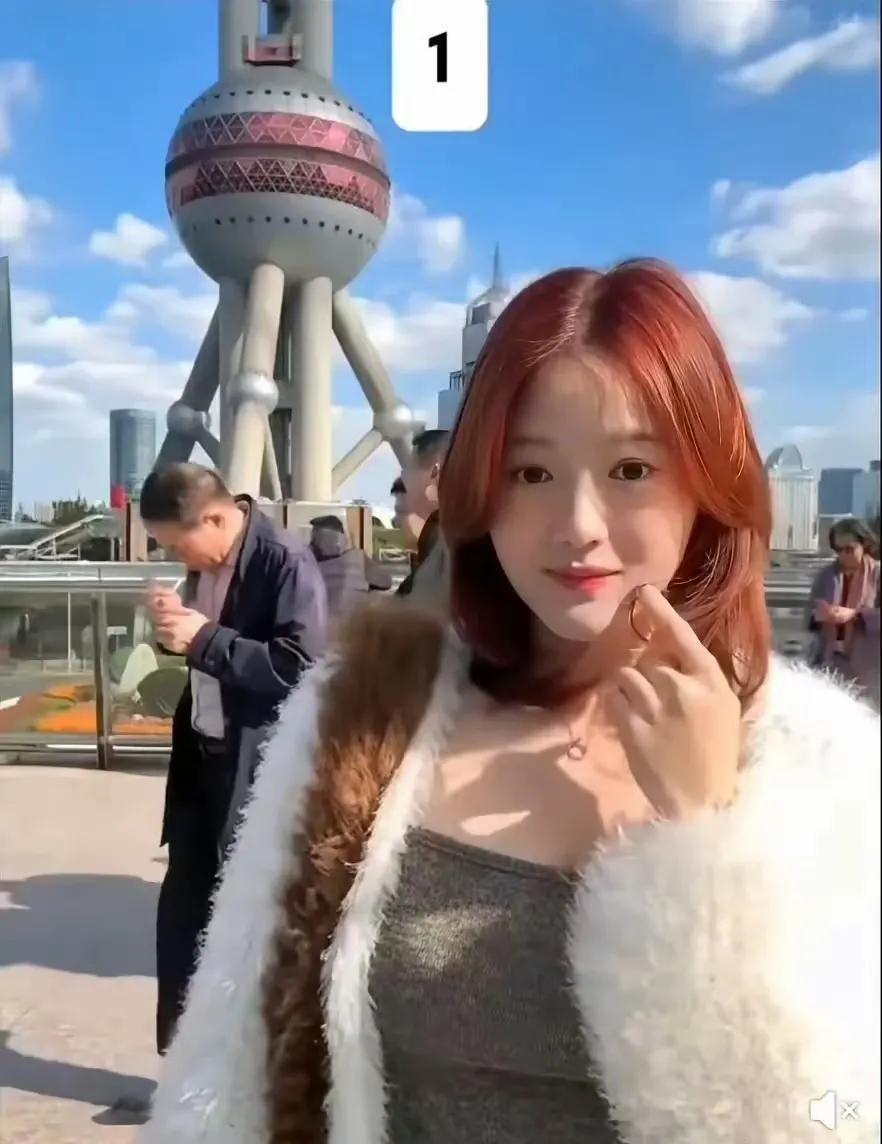 韩国一女网红在上海街头钓鱼拍摄，想统计有多少中国男人会为她非凡的姿色所吸引而驻足