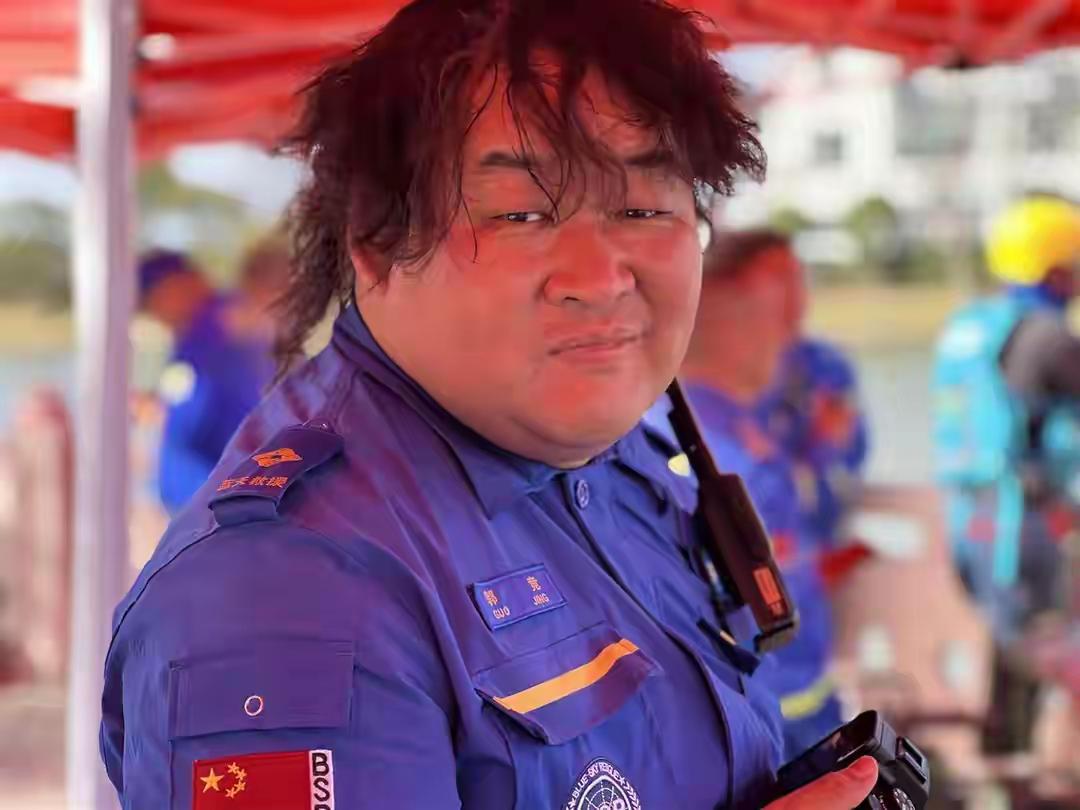 10月10日，上海蓝天救援队队员郭竞因心脏骤停不幸离世，年仅40岁，让队伍痛失一