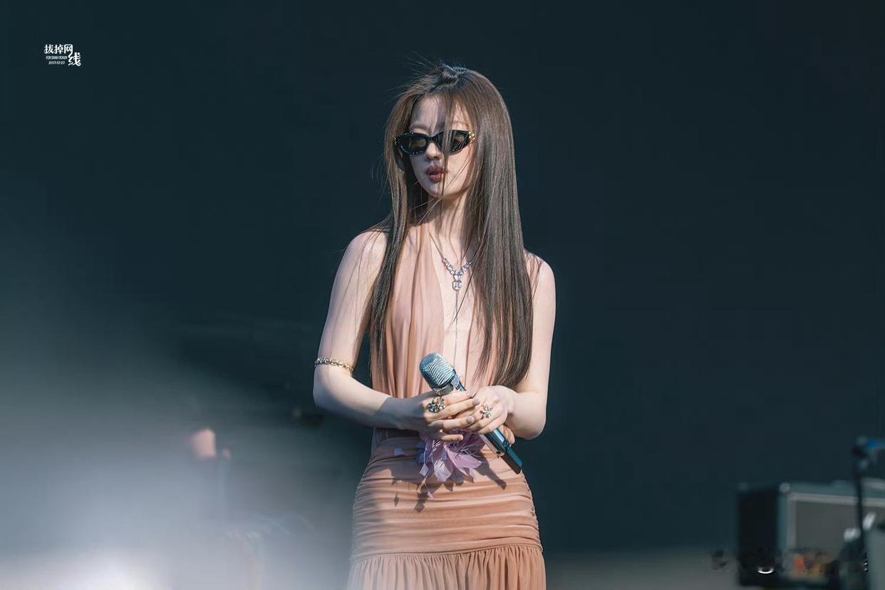 单依纯，这身材也太单薄了吧？

单依纯的舞台照，浅棕透纱裙裹在身上，V领往下垂的