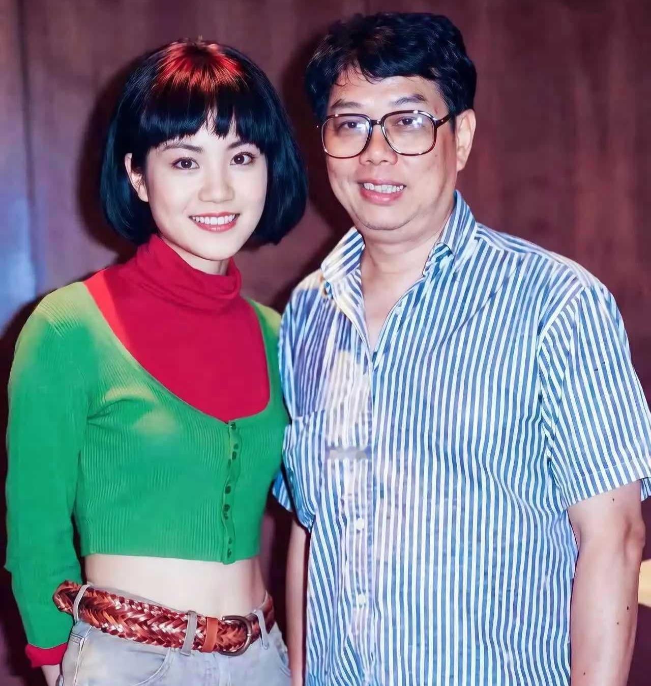 能一眼辩出图中二人的绝对是娱乐界高手！能识别出女子是谁也不简单，除非是仔细看。