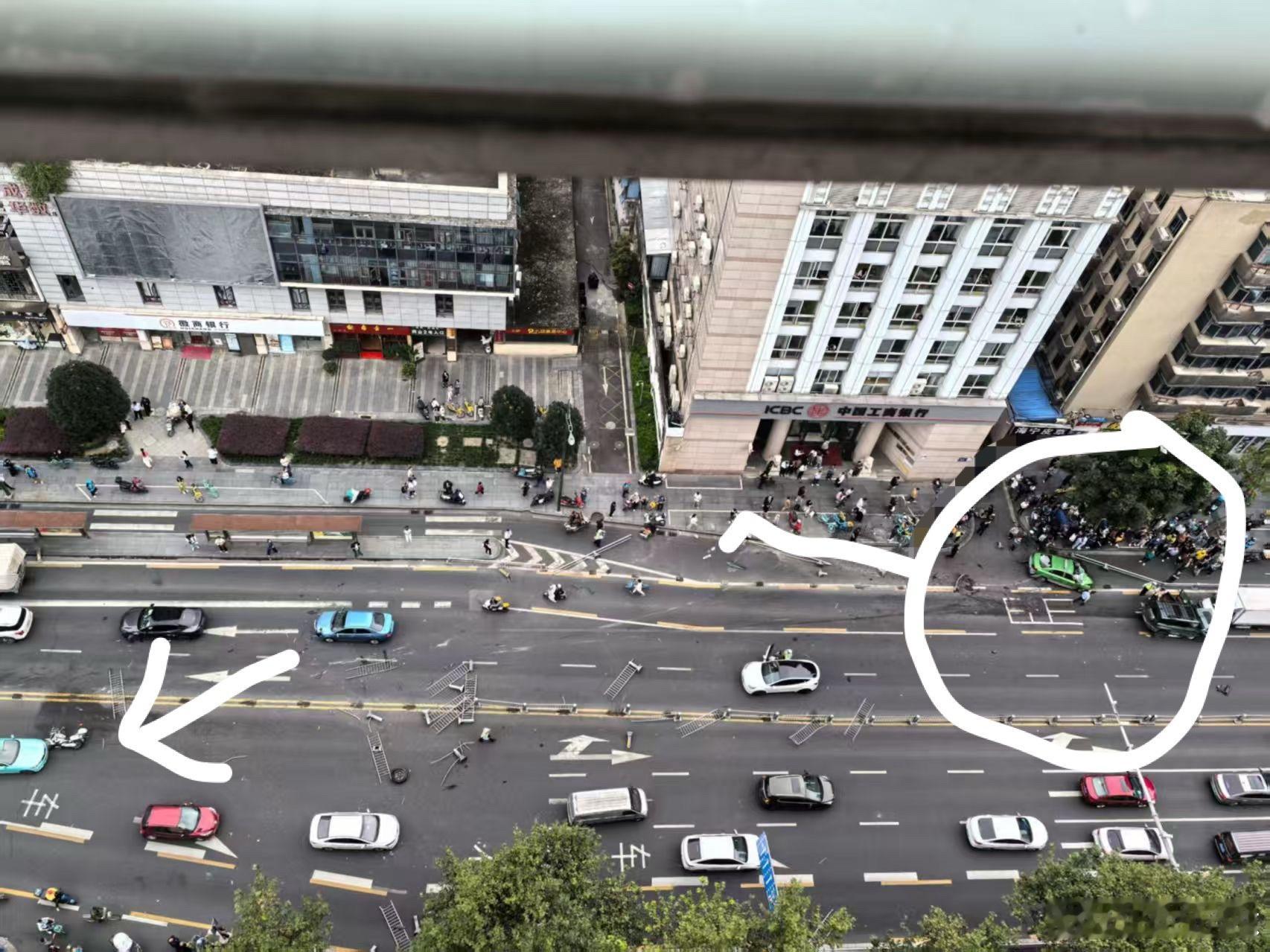 挨着文殊院的草市街发生一起车祸，肇事的越野车逆行连撞好了几辆车，护栏被撞其中一辆
