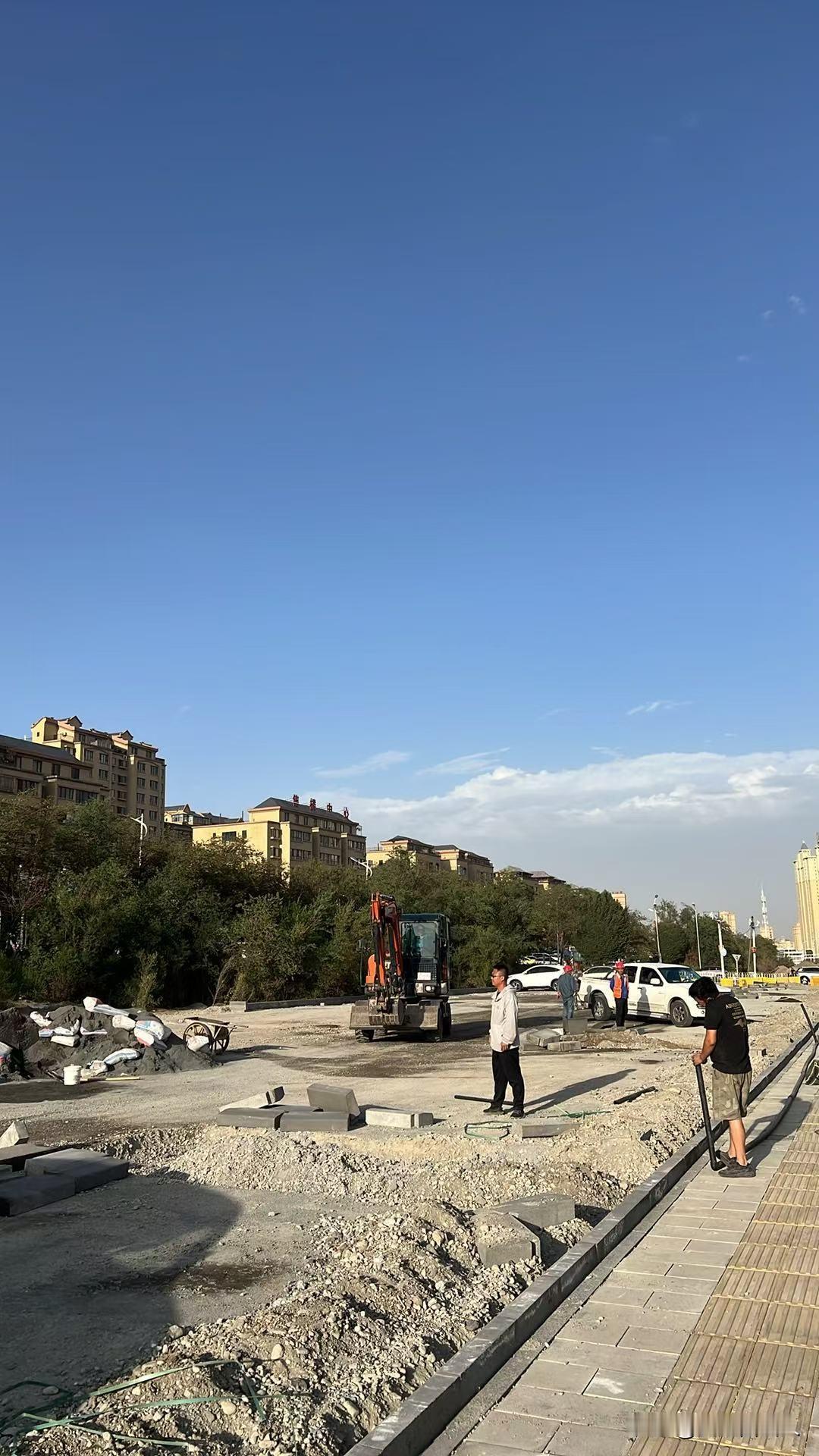粉丝发来图片，万泰阳光城小区一期门口正在施工超充站，也是停车场。