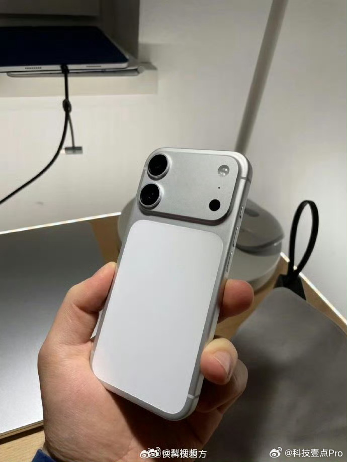 iPhone18标准版神似17Pro不知道为啥一张假图能冲上热搜前十，是苹果的热