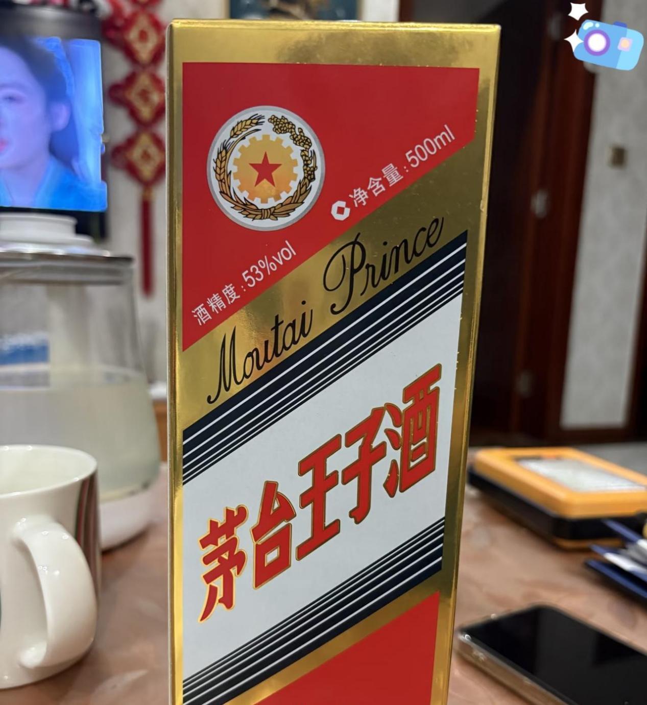 这不仅仅是一个关于两瓶酒的故事，更像是一面镜子，照出了人情往来与世俗标尺之间那道