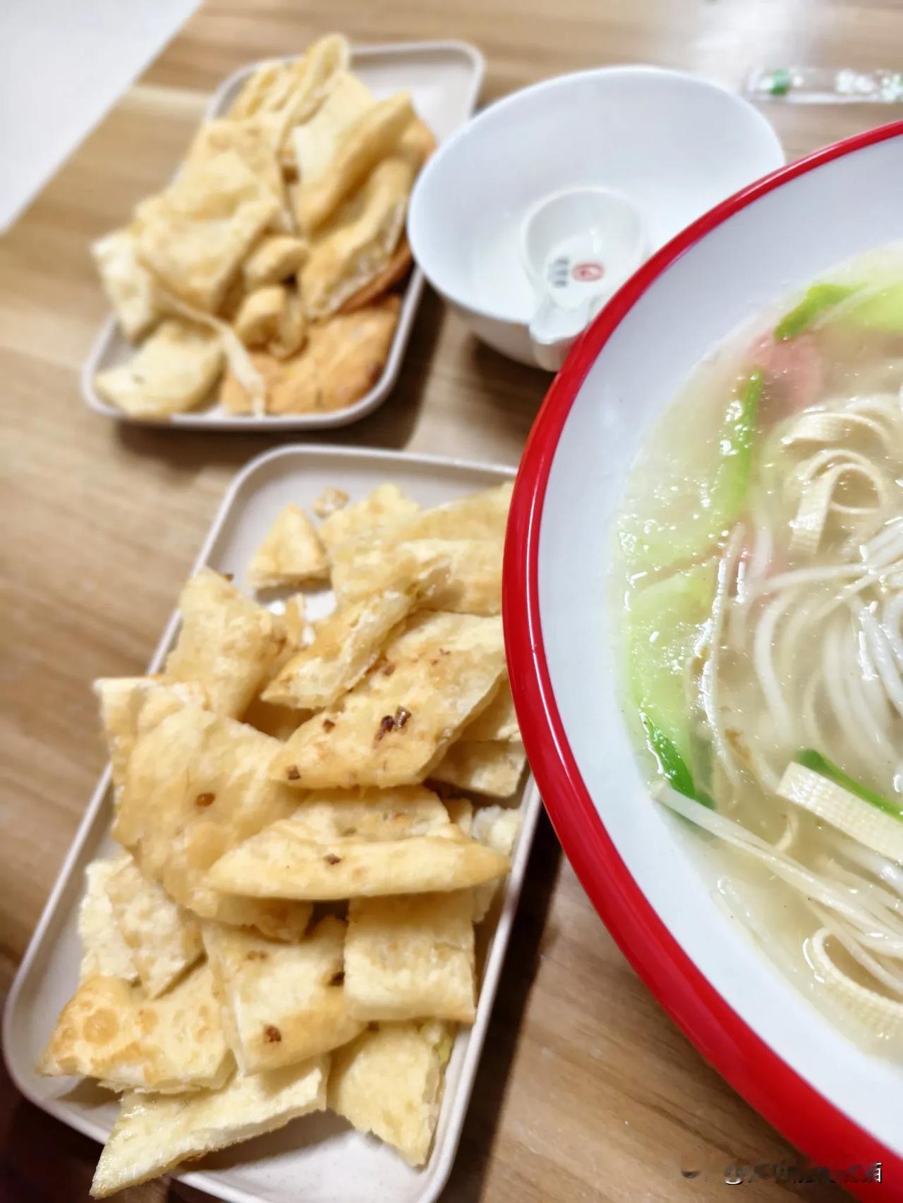 冬日生活打卡季 晚上适合吃点清淡饮食，比如清汤米线，外加葱花饼天冷就吃热乎的