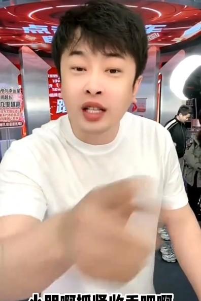 看到辛巴复播后的表现。不得不让人怀疑，辛巴这是找的新赛道了。这位主播最近在直播间