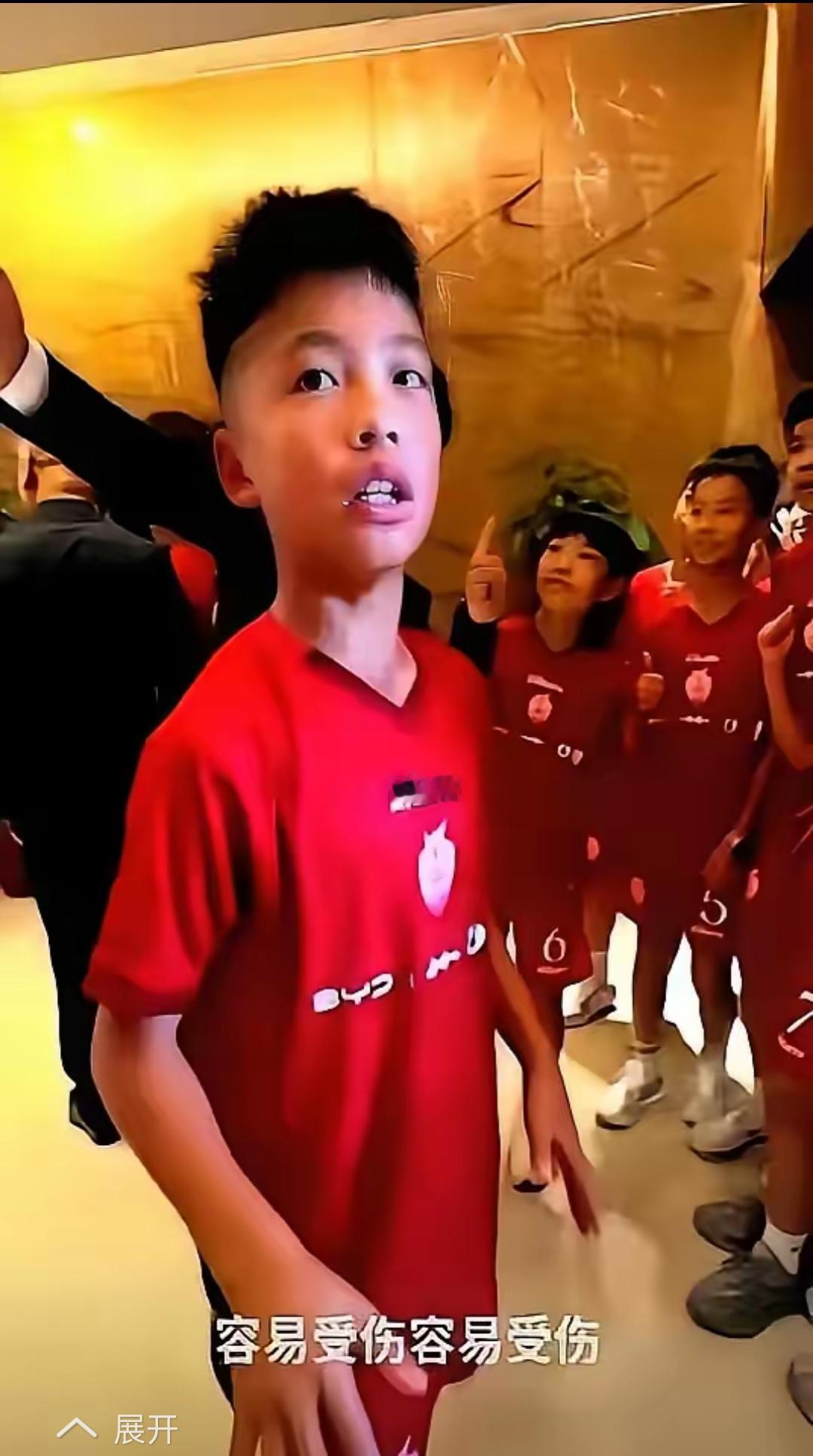 12岁的中国足球小将孟新艺，在央视直播的颁奖礼上，直接拒绝了主持人让他现场来个空