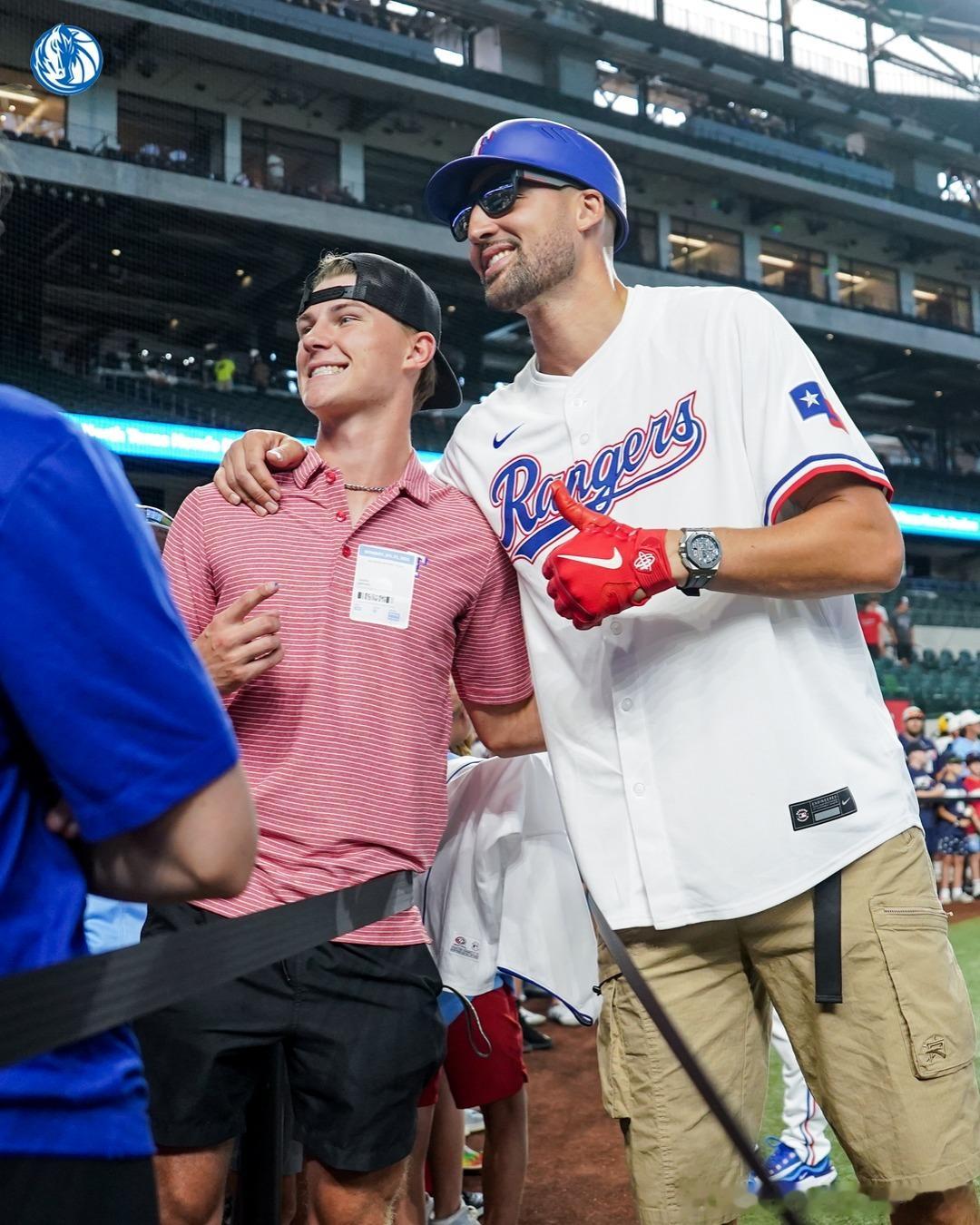 IG上的Mavs Offcourt发图：祝船长克莱生快🎂🎂达拉斯独行侠独行侠