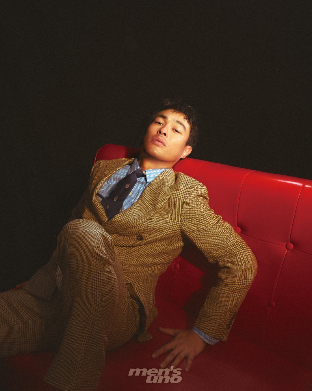 红沙发上的型男，把生活过成哲学。身着质感造型，眼神传递生命的富足。镜头背后的他，