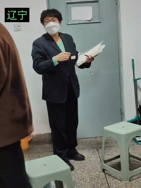 当大学生问宿管阿姨，和喜欢的女生没有话题聊怎么办，阿姨的回答太清醒。
阿姨：就是