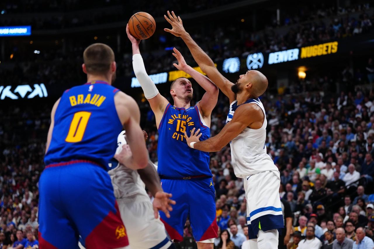 G3掘金又输了，最奇怪的部分来了，森林狼把上一场第四节的剧情，照搬过来，又演了一