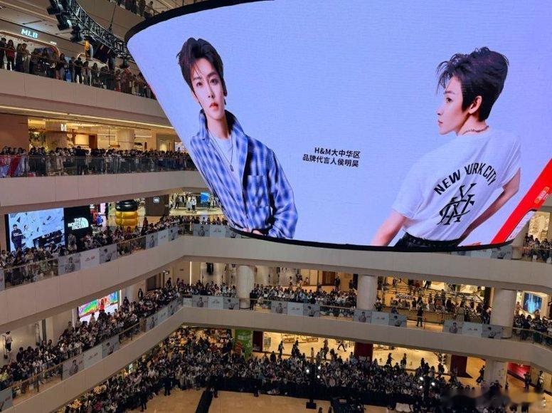 人人人侯明昊人人人侯明昊的兵里三层外三层侯明昊走到哪人气断层到哪！活动现场全是密