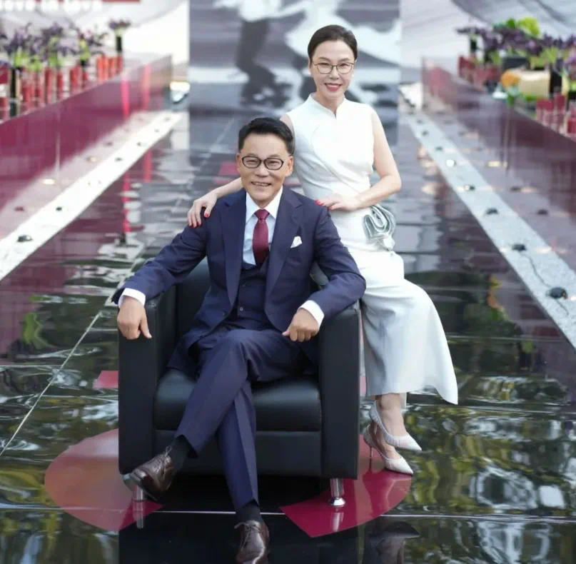 看到李国庆和北大校友张丹红的婚礼现场，那种氛围和格调，让人一改看法。简单，庄重，