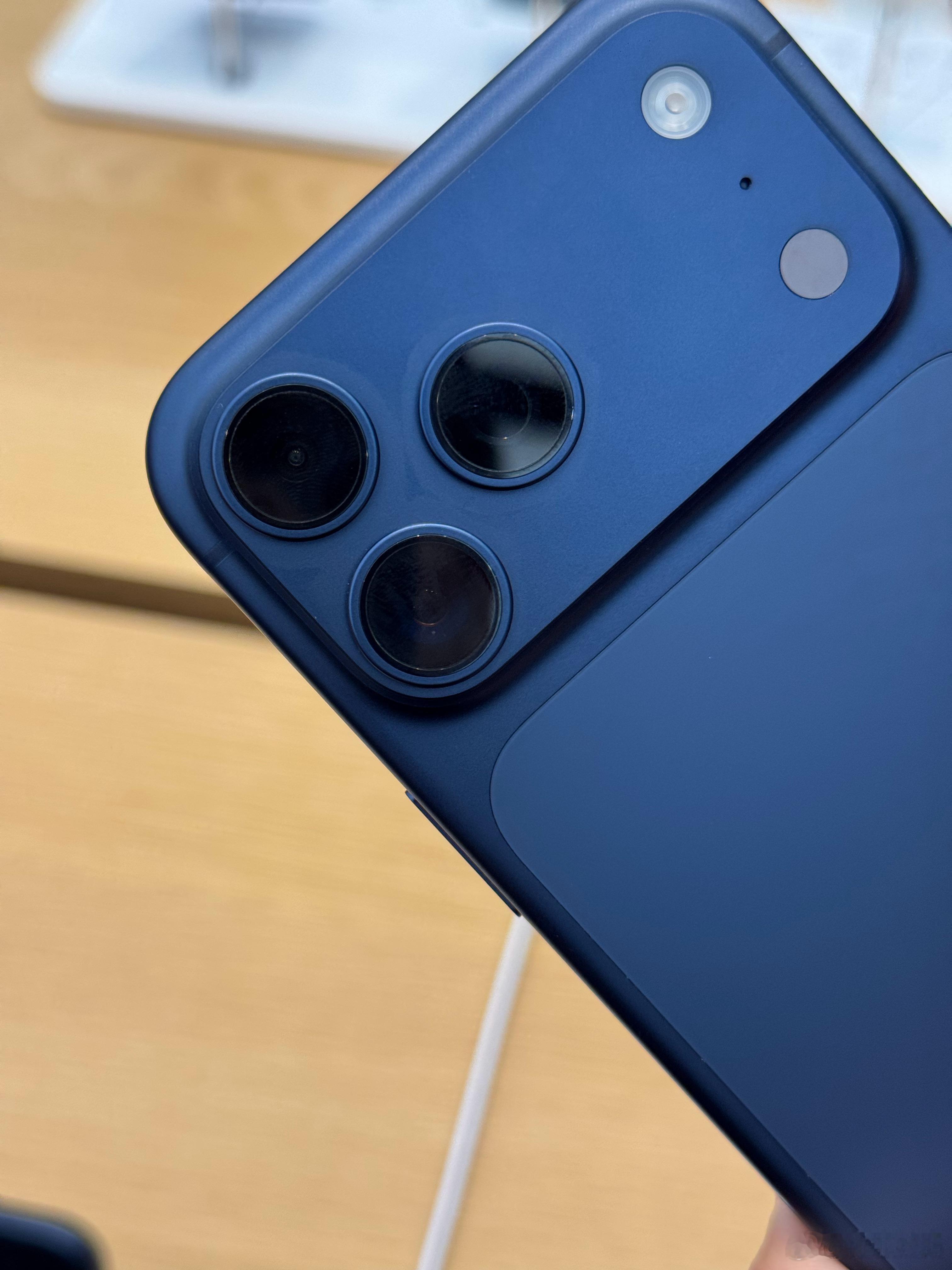 厦门Apple店里每台蓝色款的iPhone 17 Pro Max镜头边都有一圈印