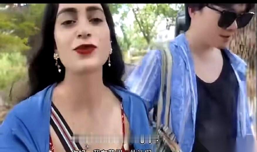 有个印度姑娘，正拉着她的中国男友，冲着镜头一顿疯狂输出。
你猜她说什么？
“在咱