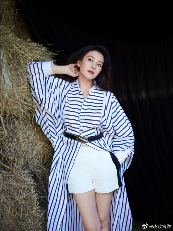 高圆圆气质这一块高圆圆好松弛的美 她的美从不紧绷，哪怕在马场这种硬朗背景里，也透