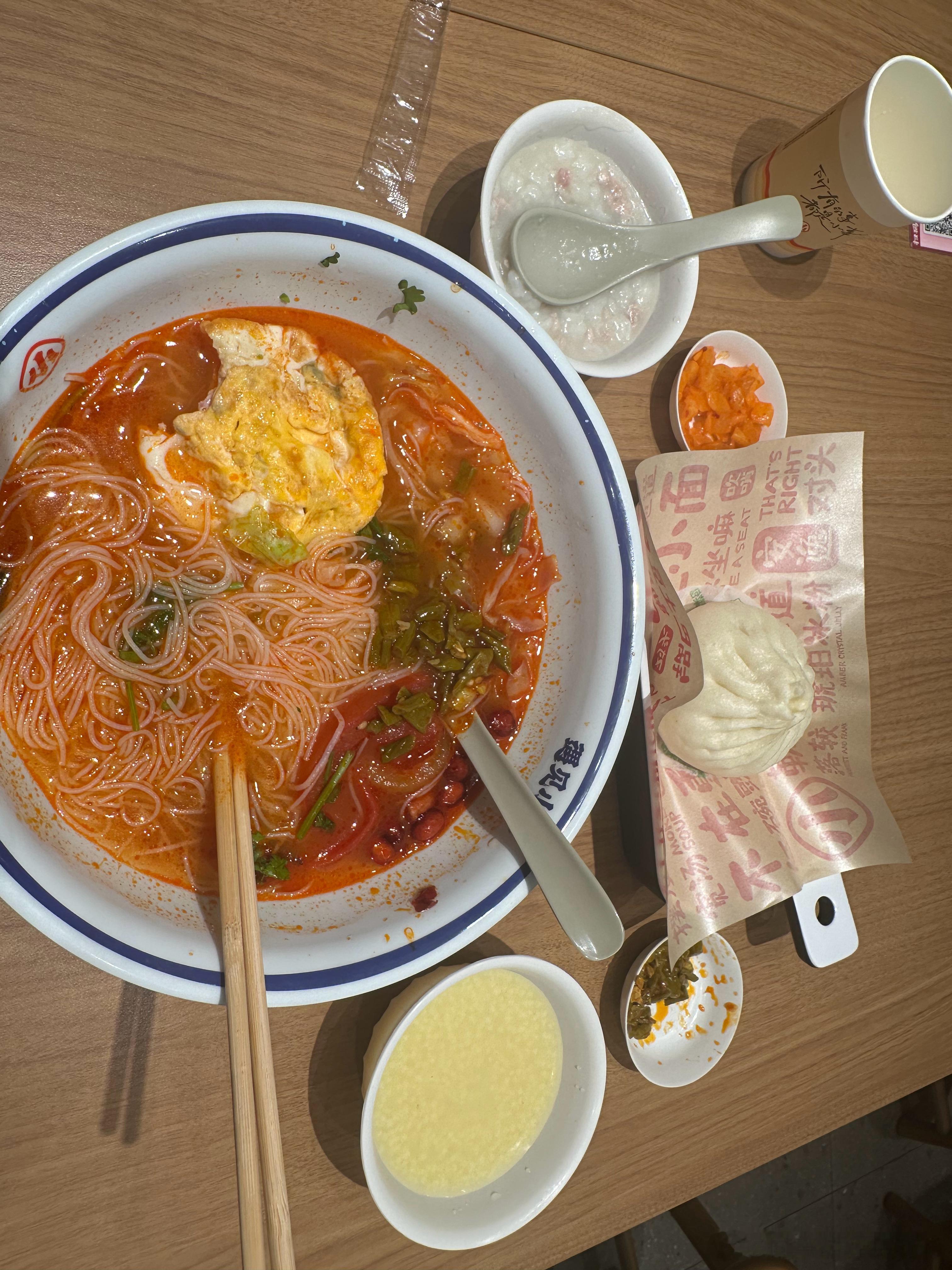 发现去年常吃的那家街坊粥粉面店已经不见了……那家三十多年老字号了，是真的平靓正，