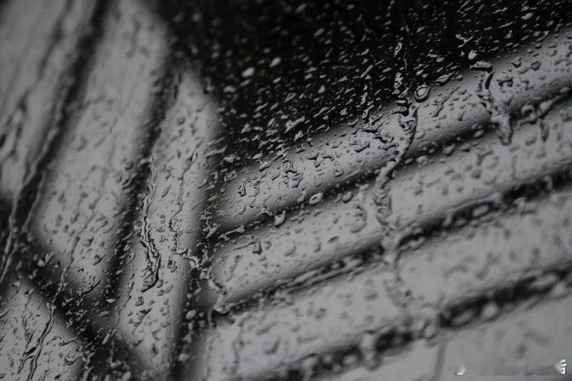 雨，一直在下个不停，淅沥沥的雨声伴着阵阵的雷声，声声入耳，阵阵吓人。我在一次又一