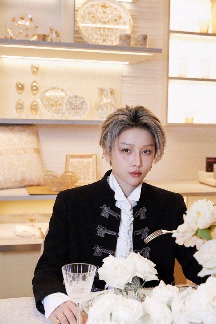 刘雨昕亮相迪奥北京旗舰店 看完刘雨昕的专访，真的被她的鲜活圈粉！作为妥妥的出行党