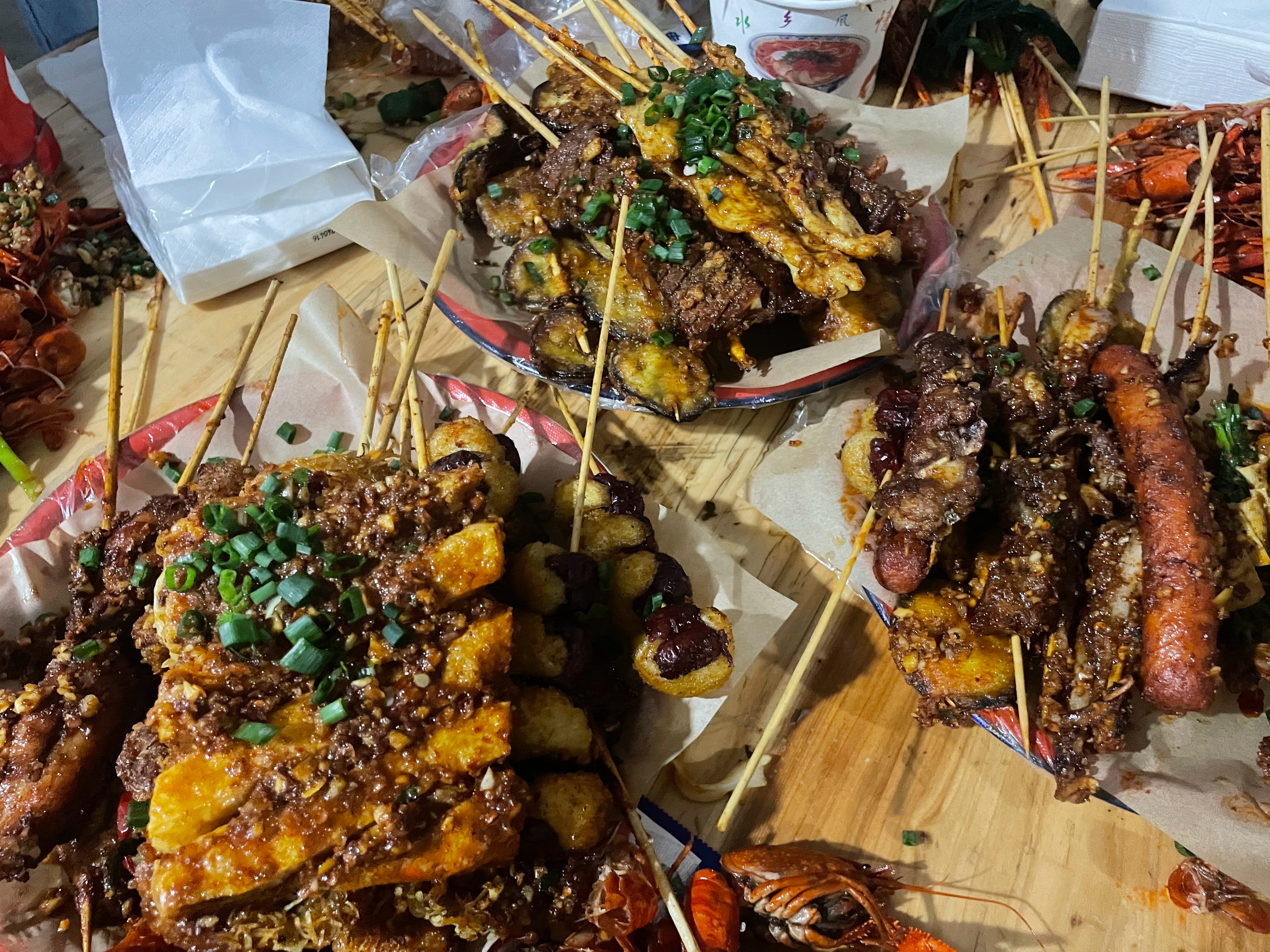今天的宵夜哇～～～我不能吃，我就一直叫白叔吃，然后一直问他好不好吃，大概问了一百