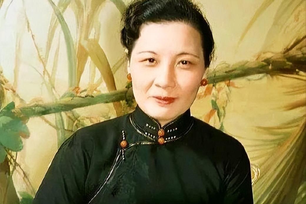 蒋介石和宋美龄的真实面容，绝非演员所演绎，而是实实在在的本人，模样清晰可辨，展露