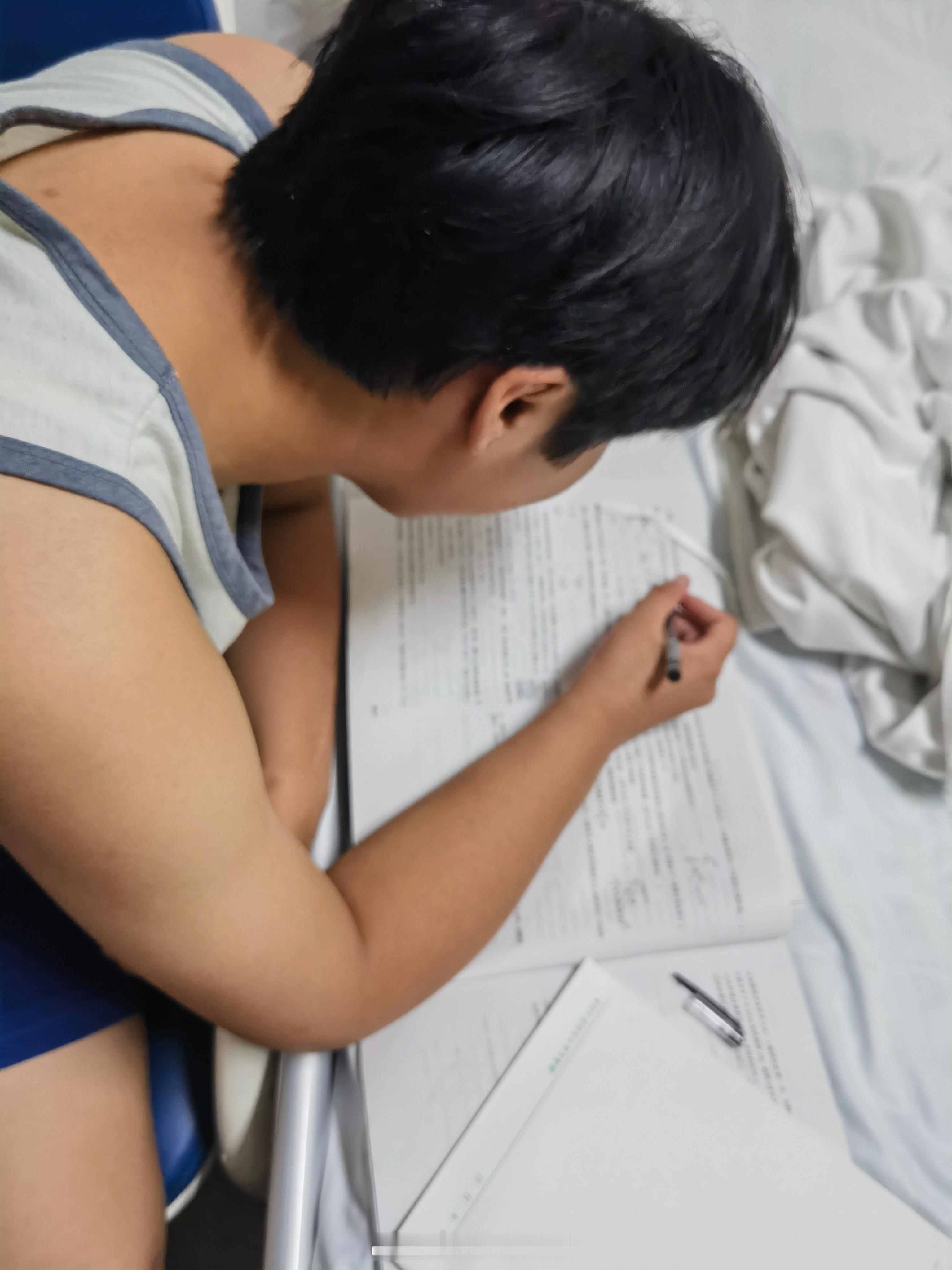 白天门诊收住院的复发性髌骨脱位的小姑娘，才高一，住院还不忘学习、写作业，看看人家