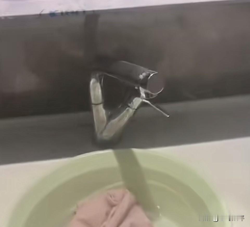 花240万买的新房还没入住，就被两名陌生女子提前入住，如果是你，你能忍吗？8月2
