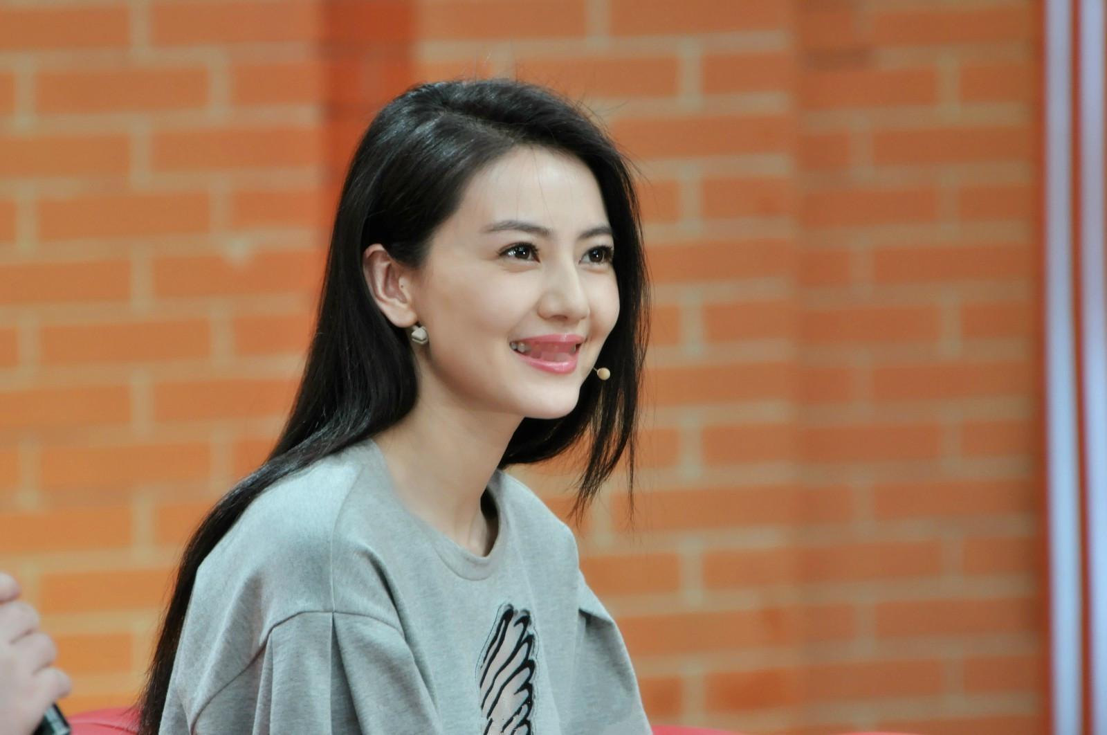 高圆圆 满屏水花送祝福，这种纯粹的快乐真的太难得了!看到这张图，瞬间被她的状态治