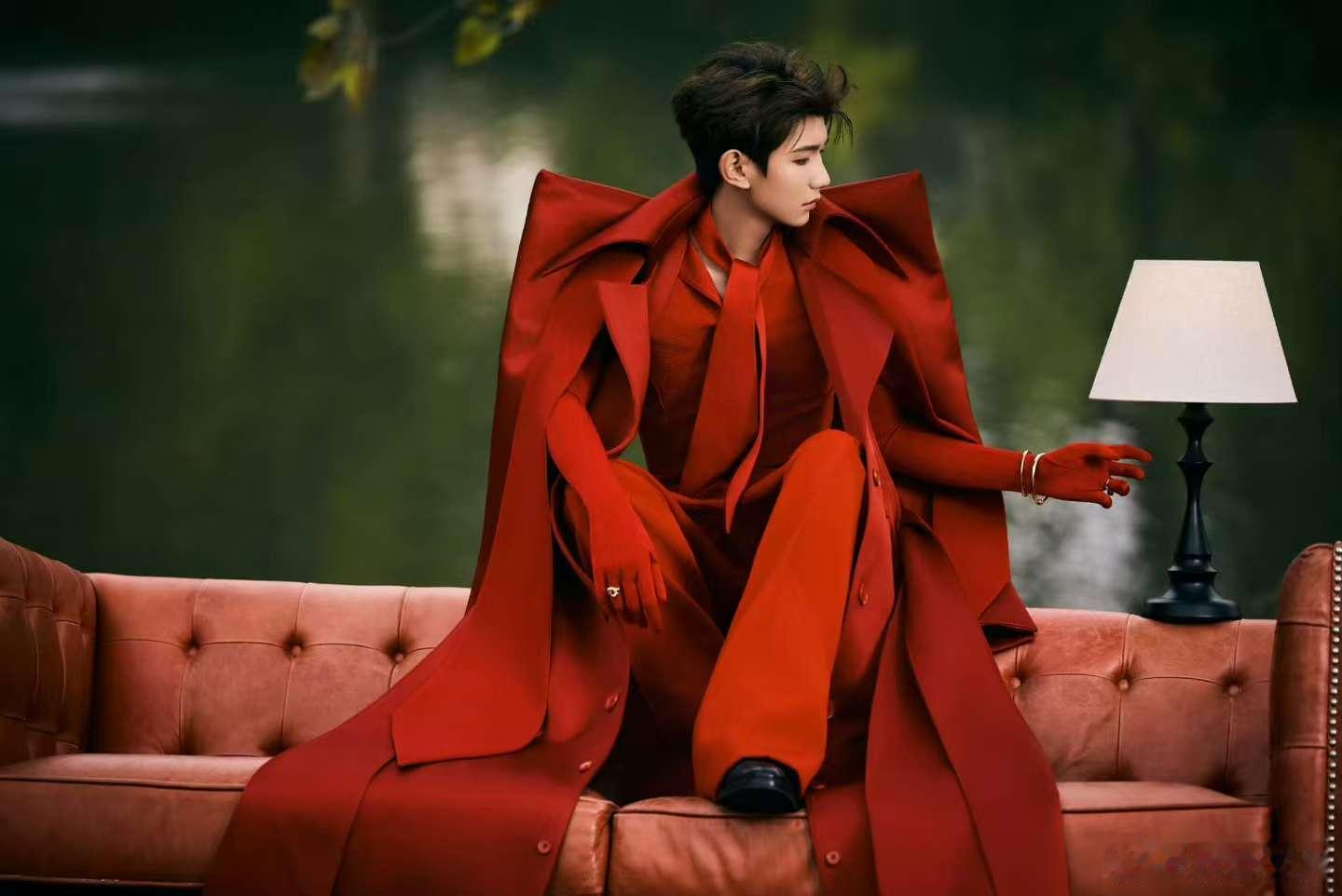 王源红色高定，是西装，