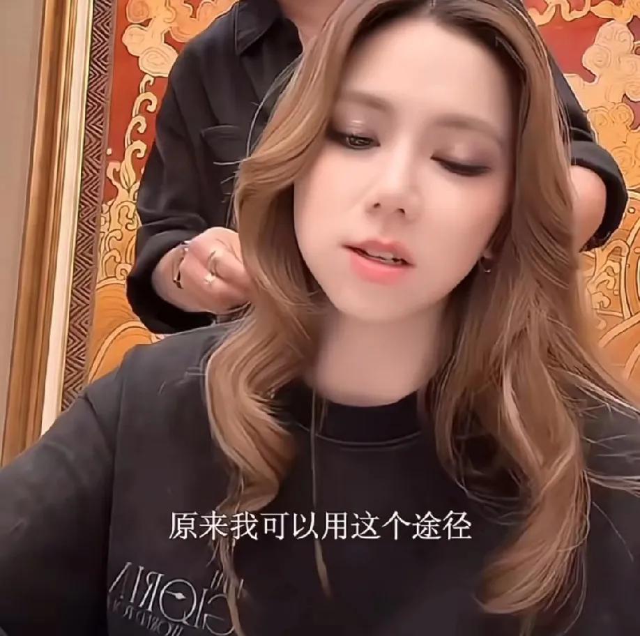 6月18日，邓紫棋前经纪公司要求邓紫棋删除重新录制的歌曲《光年之外》《泡沫》等等