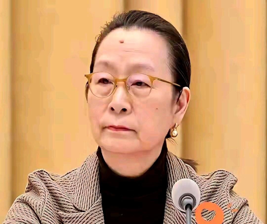 演林冲的周野芒。
被前妻钉在“抛妻弃子”的牌子上。
挂了整整三十年。
这三十年的