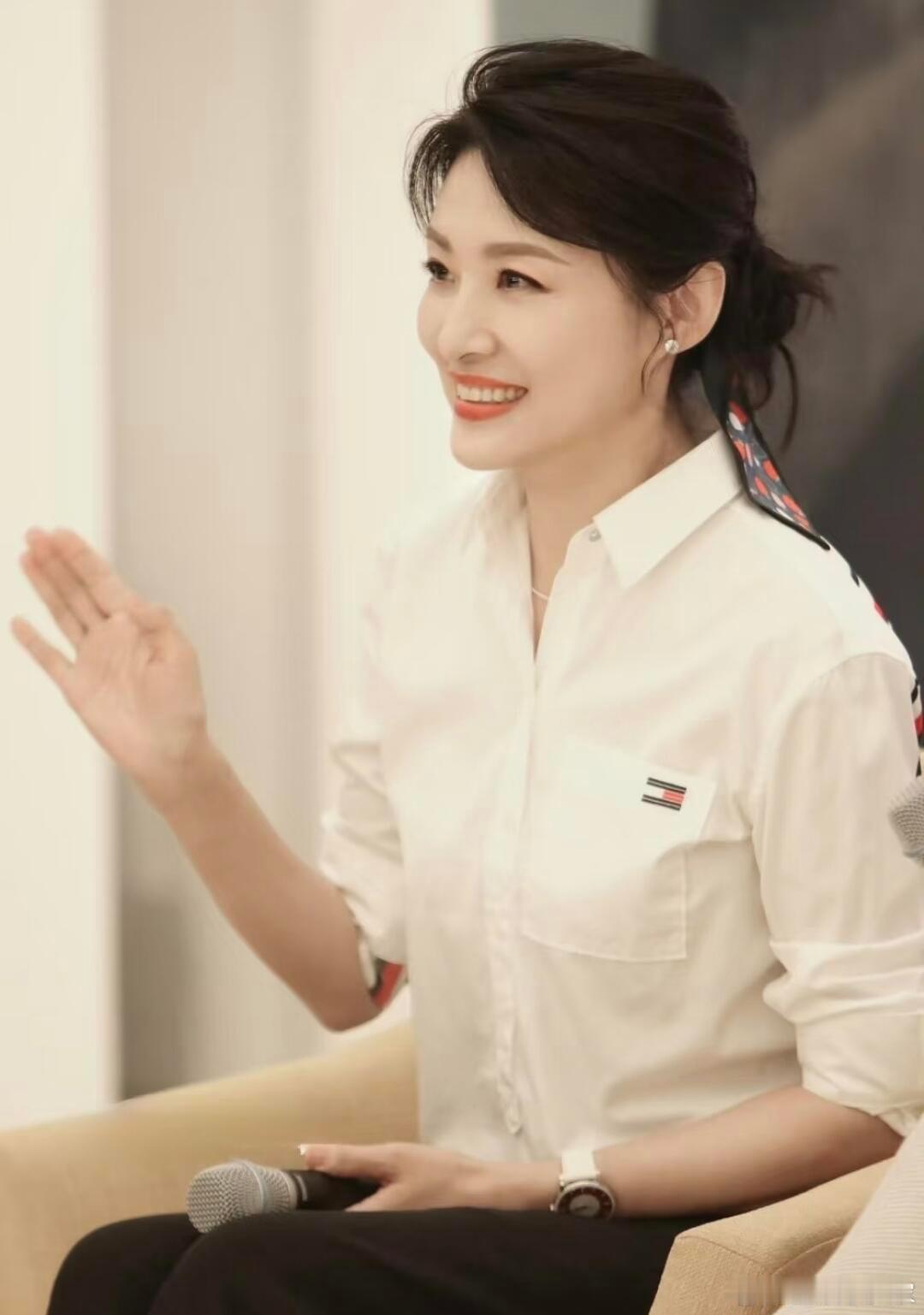 周涛被追着怼脸拍 代拍真的毫无底线可言！停车场追着怼脸拍，粉丝上前制止还不听，严