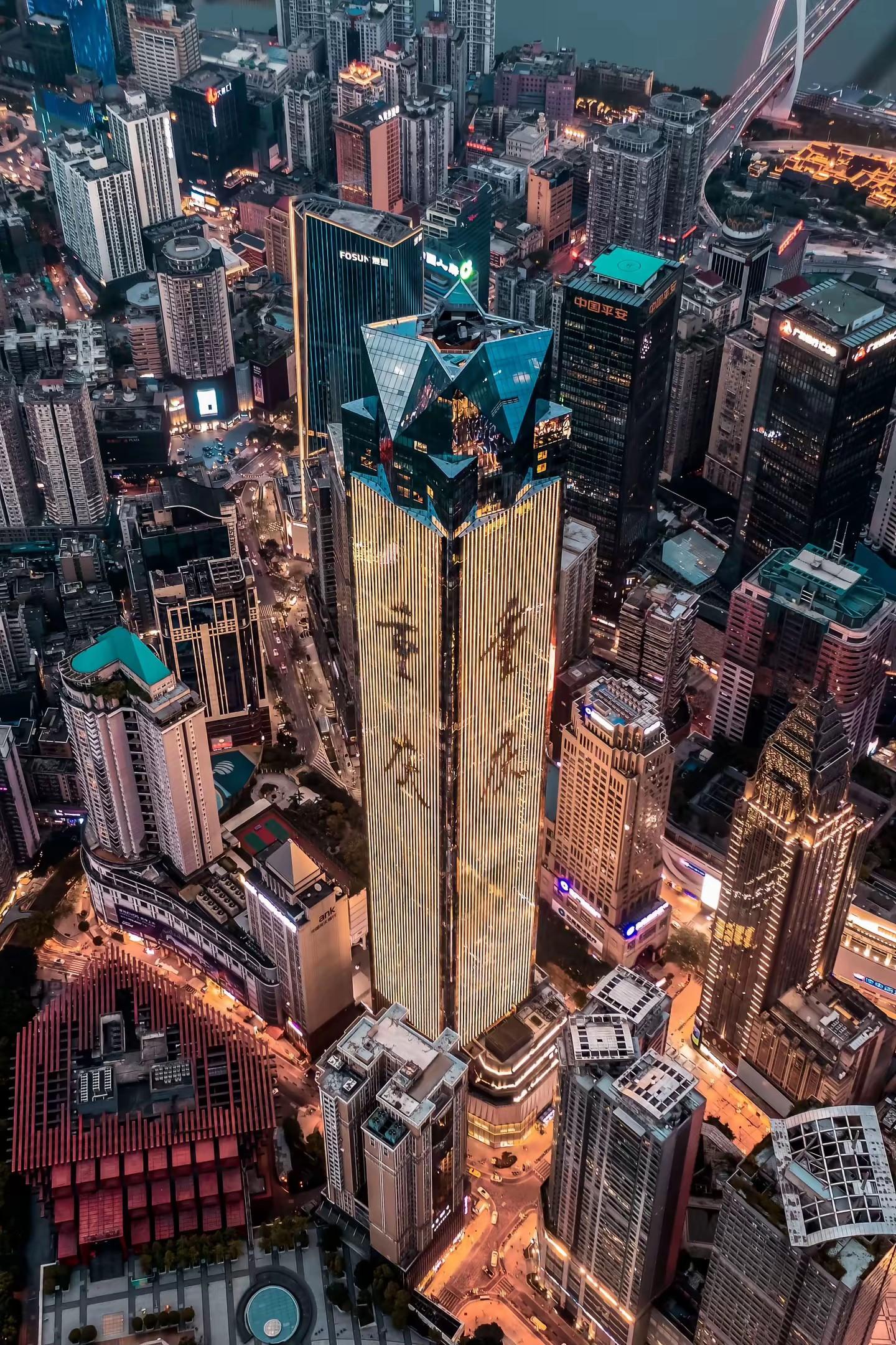 后来，我逢人便说重庆。作为土生土长的重庆人，对这片土地的眷恋早已刻进骨...