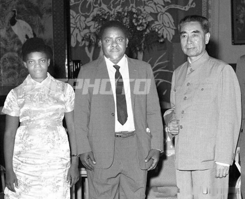 1964年6月11日，周恩来总理接见在我国工作的桑给巴尔专家米·姆·阿里和夫人。