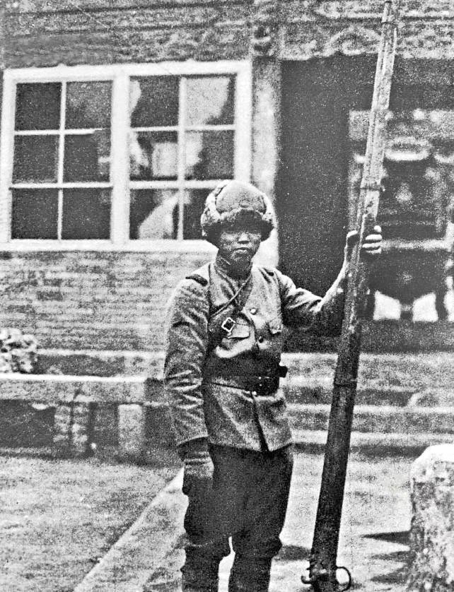 照片为1931年九·一八事变中，攻入沈阳的侵华日军士兵缴获了一把中国长...