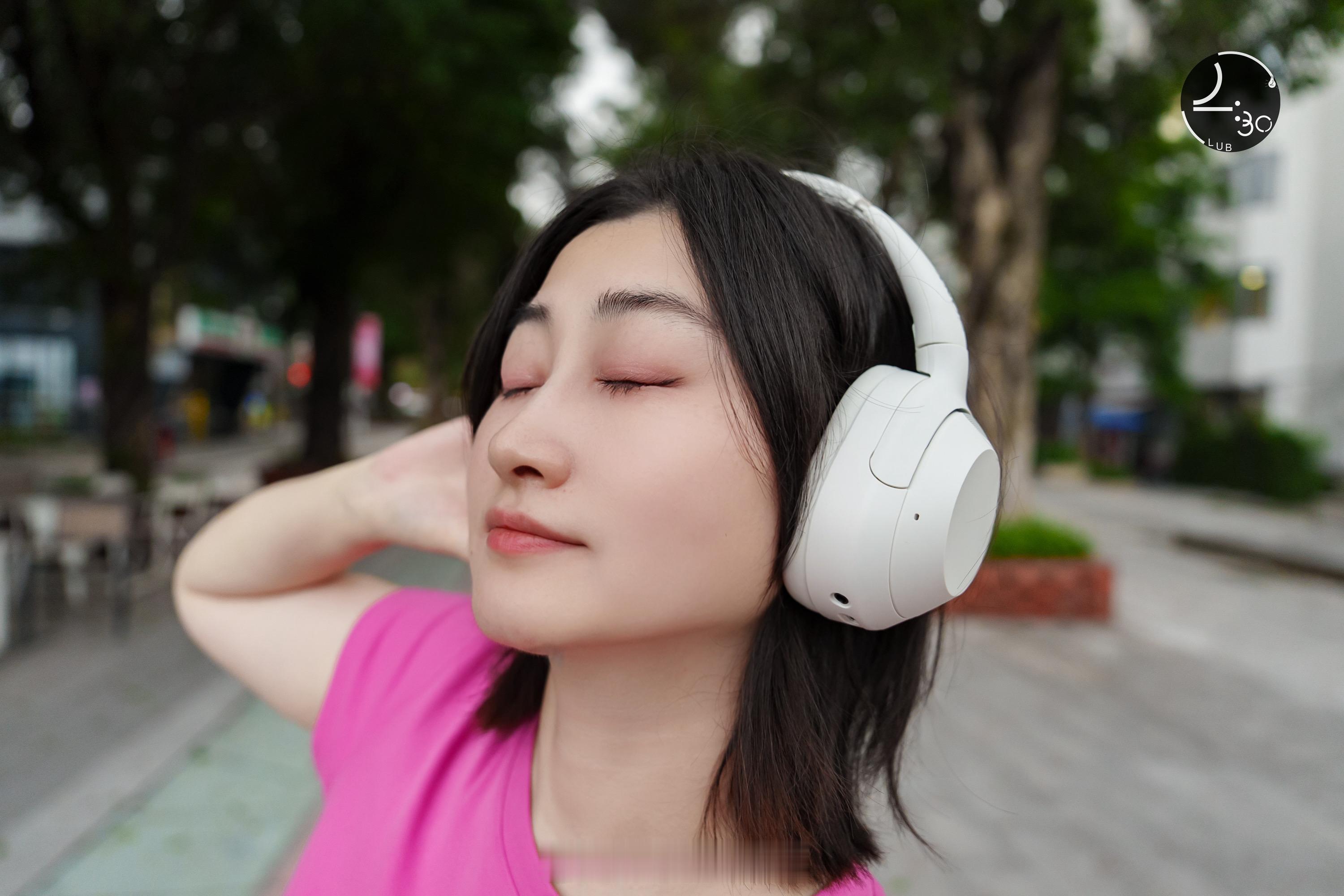 Sony ULT WEAR。白色耳机，还可以折叠，挺好。 ​​​
