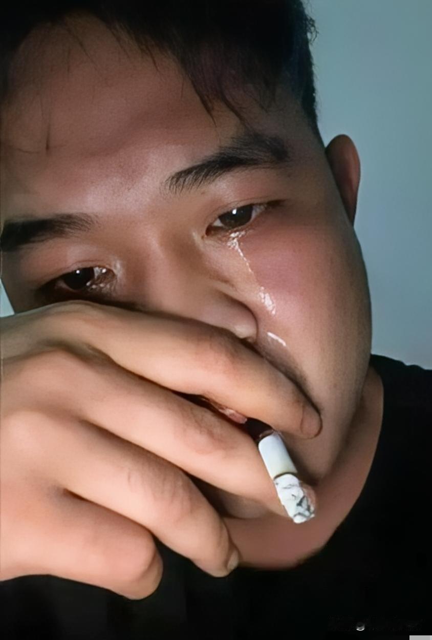 “平地春雷震八方无去路”比喻突然发生意料之外的事，像平静之地猛地炸响惊雷。
“震