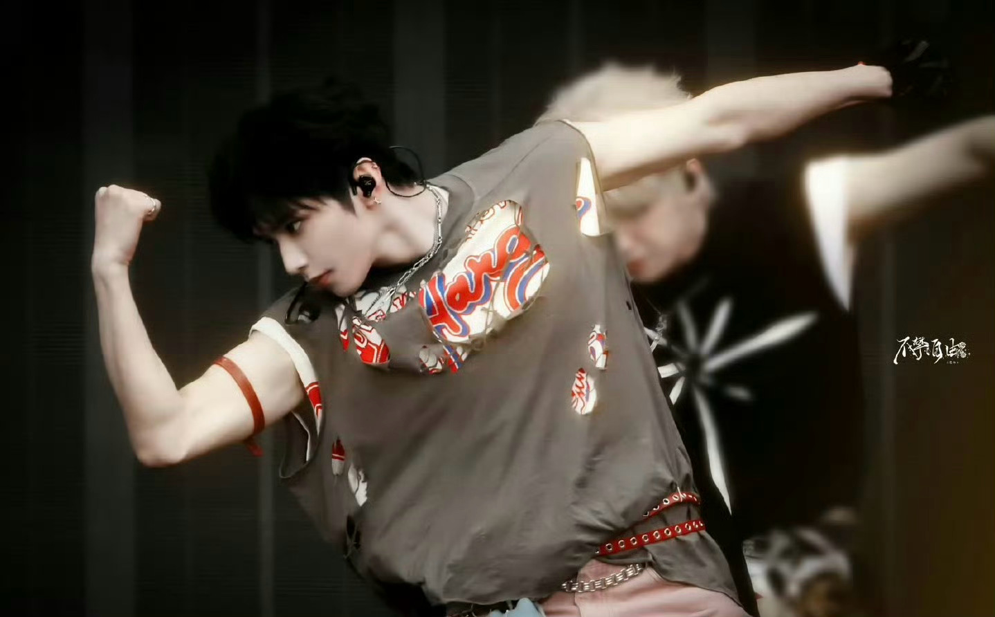 刘耀文复刻白宇帆薄肌男？刘耀文无袖造型刘耀文满分薄肌男