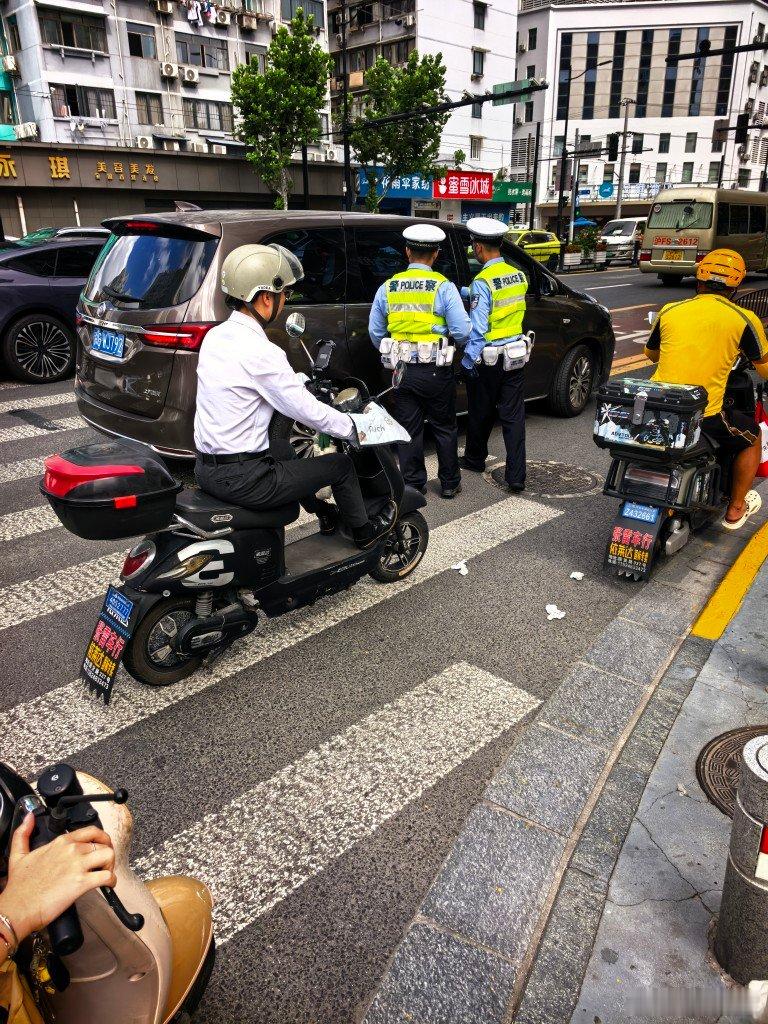 同志们小心啊后排一定要系安全带啊刚刚一个滴滴，在路口被拦住后排乘客开了罚单，现在